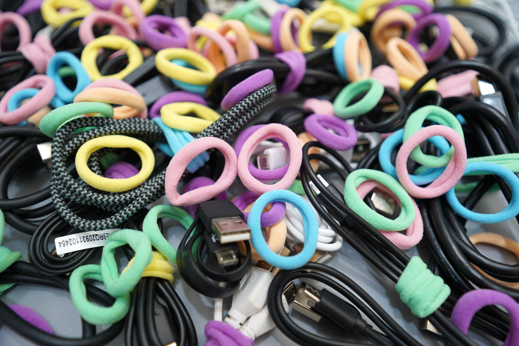 ケーブル結束バンドとしても優秀なヘアゴムを発見！ ケーブルにも指に