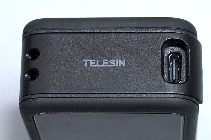 TELESINの充電可能バッテリカバーを装着