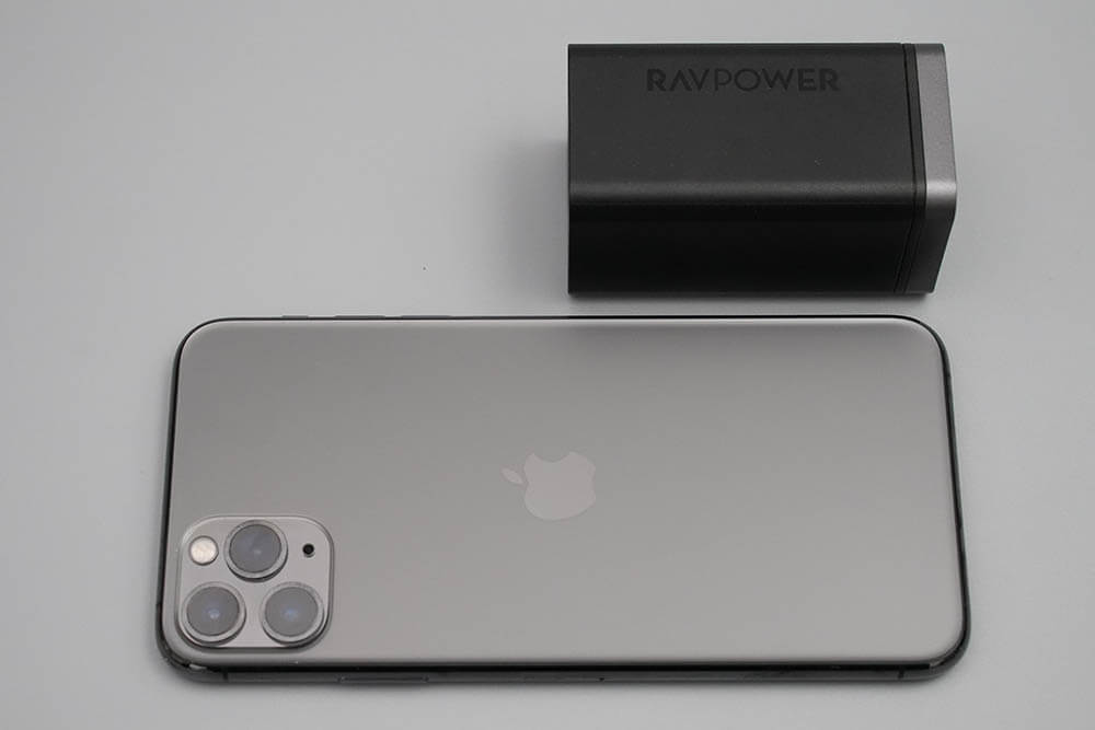 RAVPower RP-PC136：iPhone 11 Pro Maxとのサイズ比較