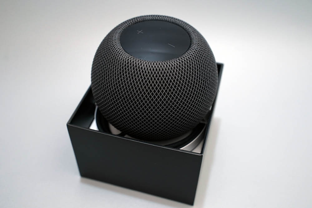 HomePod mini：外箱をオープン