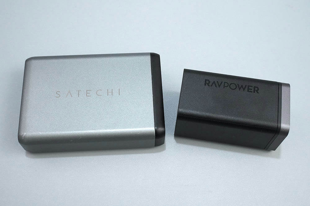 RAVPower RP-PC136：Satechi 75Wデュアルトラベルチャージャーとのサイズ比較１