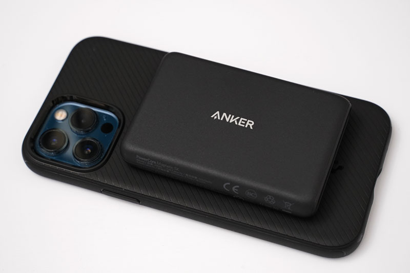 Anker PowerCore Magnetic 5000を装着したところ