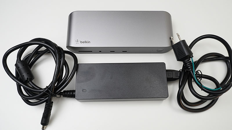 Belkin Pro ThunderBolt 4 Dock本体と電源アダプタ