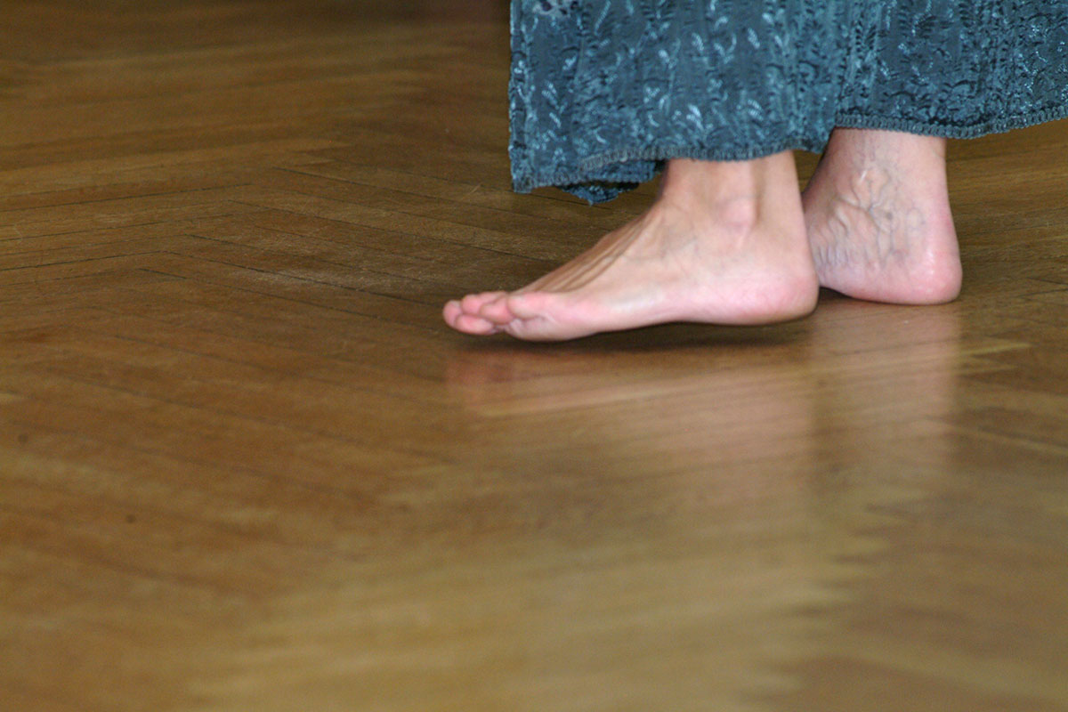 裸足による床の皮脂汚れ